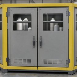 Armoire de sécurité coupe-feu fermée, équipée d'étagères de rétention et contenant des récipients chimiques non marqués dans un environnement industriel propre.